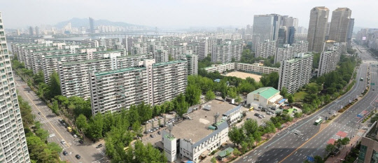 정부의 종부세 강화가 연기되고 절세 매물도 급격히 소진되자 가격이 하락했던 서울 주요 지역 재건축 대상 아파트값이 다시 오름세를 보이고 있다. 사진은 잠실주공5단지 전경.<연합뉴스>